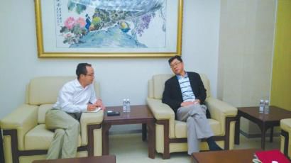 中国驻印经济商务参赞王贺军接受专访。