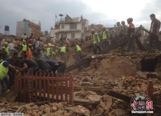 据中国地震台网正式测定：04月25日14时11分在尼泊尔(北纬28.2度，东经84.7度)发生8.1级地震，震源深度20千米。图为加德满都地震救援工作展开。 视频：实录：尼泊尔8.1级地震 市民涌至大街避难来源:中国新闻网