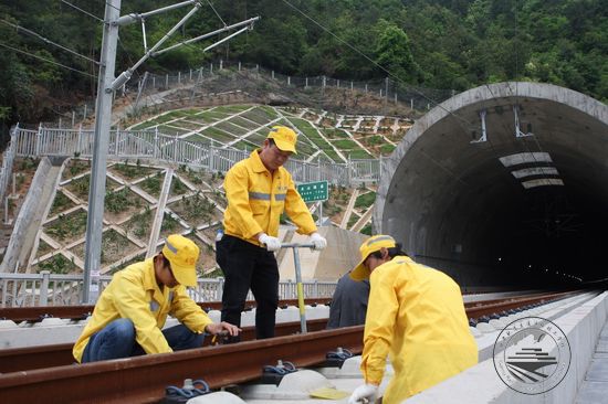 4月23日，芜湖工务段技术人员在合福高铁北山隧道前对线路进行精调