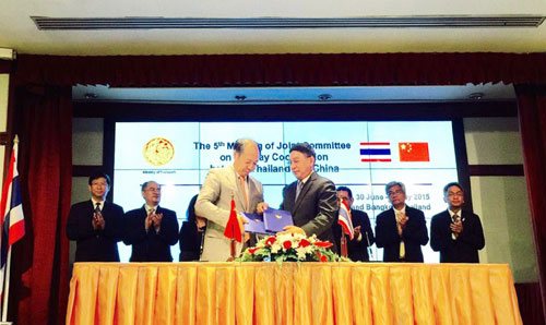 图为中国国家发展改革委副主任王晓涛（前左）与泰国交通部部长巴金-詹东签署中泰铁路合作联委会第五次会议纪要。