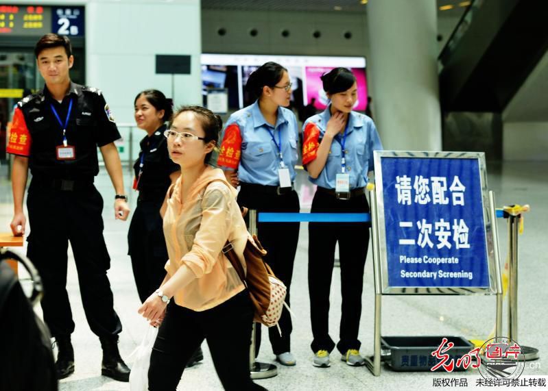 保障铁路运输安全 进京旅客实行“二次安检”