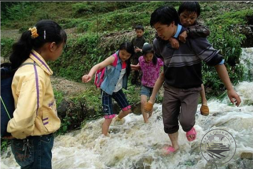 牵马趟水背着孩子上学　中国乡村特岗教师感动上海师生