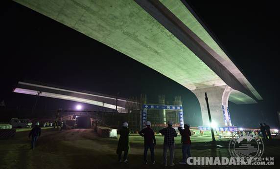 河北省密涿高速跨京哈铁路特大桥成功转体