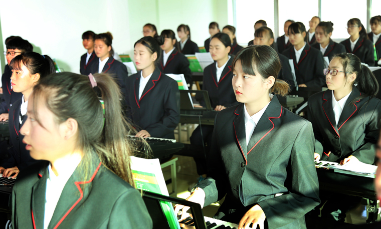  初中毕业上技校怎么样？学什么技术好？